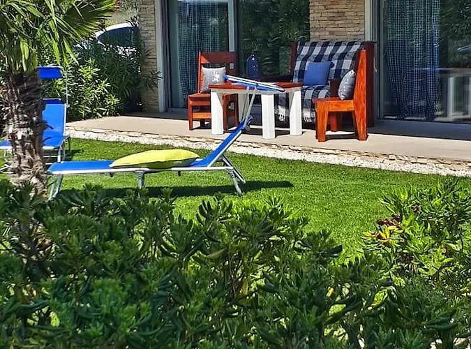 아파트 Luxury Slavica By The Sea,with Garden *